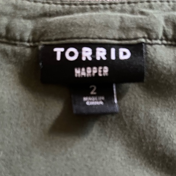 Torrid Harper Challis Button-Front 3/4 Sleeve Blouse SZ 2 - Picture 9 of 10